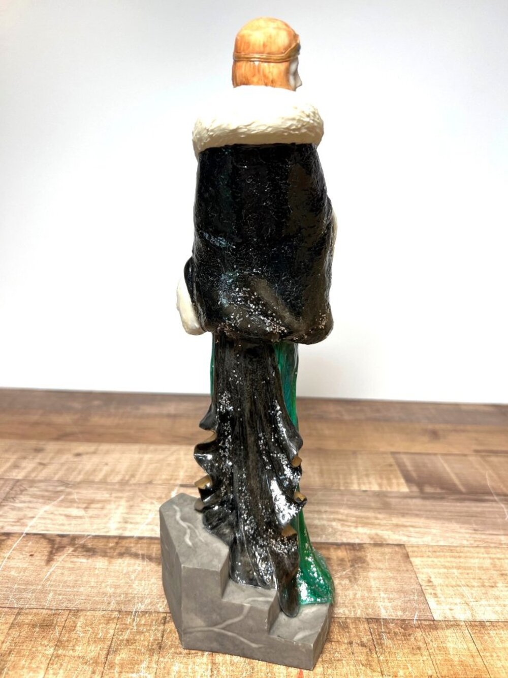 Art Deco-Inspired Lady Figurine With Black Coat & Green Dress On Stone-Like Base - Picture 5 of 8